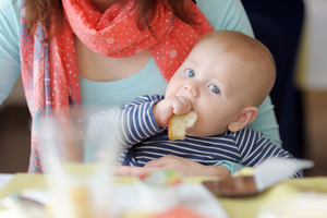 niemowle samodzielne jedzenie pieczywo chleb bułka dieta dziecka