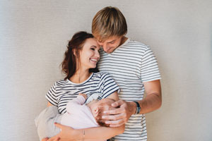 karmienie piersią tata pomoc wsparcie taty partner niemowlę laktator butelka Canpol babies